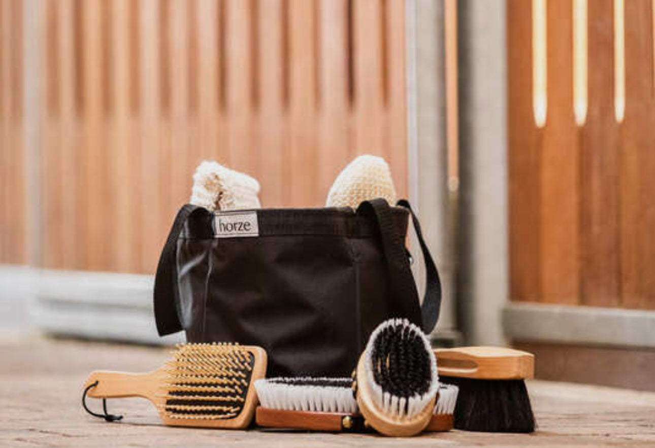 Ensemble sac à pansage et matériel de pansage en bois