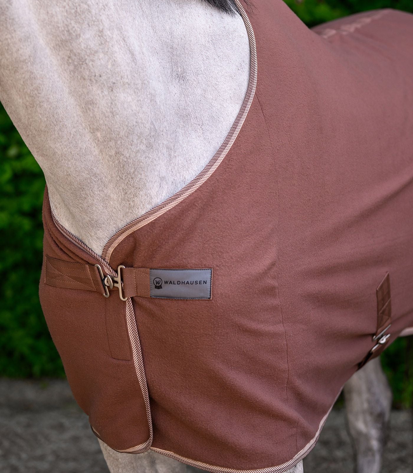 Couverture polaire ECONOMIC avec sangles croisées